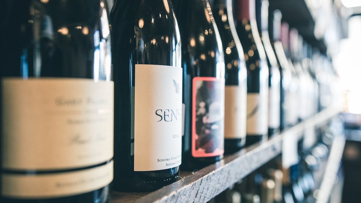 Au bout de la chaîne, un vin français que la technologie aide à préserver millésime après millésime.