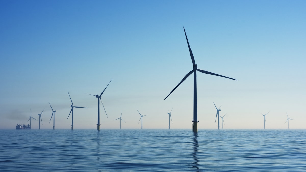 Derrière chaque modèle d'intelligence artificielle se cachent des centres de données affamés d'électricité : c'est désormais l'énergie, plus que les puces, qui dicte le rythme de la course.