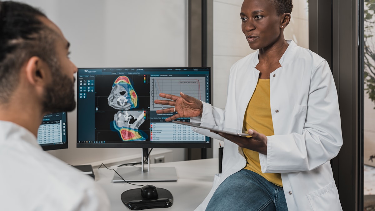 Dans les hopitaux, des algorithmes surveillent en continu les constantes des patients pour reperer les premiers signes de danger.